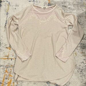 Gimmicks by BKE Cream Embroidered Long Sleeve Top